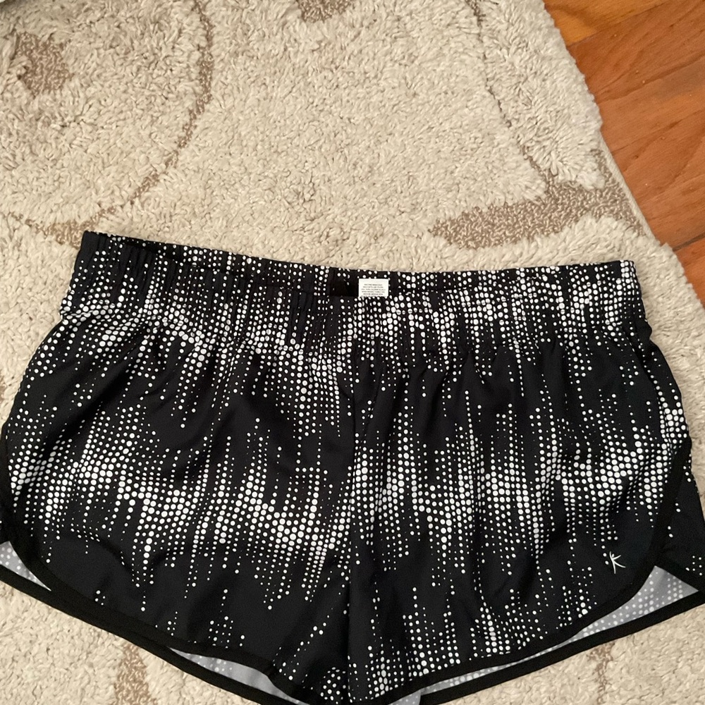 Dan skin Now Active Shorts XL